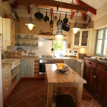 Vinieris Villas - Almond Feriehus *